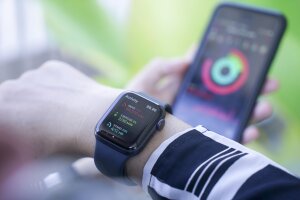 Fitbit Watch против Apple Watch: Что лучше? | U.S. News