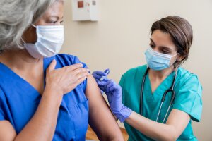 Как вакцинация COVID-19 улучшила рабочие будни медсестер | Новости США
